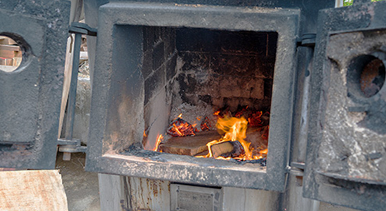 炭化装置と焼却炉はどう違うのか？　処理方法の違いを徹底解説